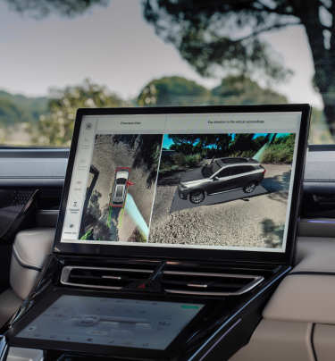 the infotainment display of a WEY 05 car is showing the 360° panoramic view imaging system