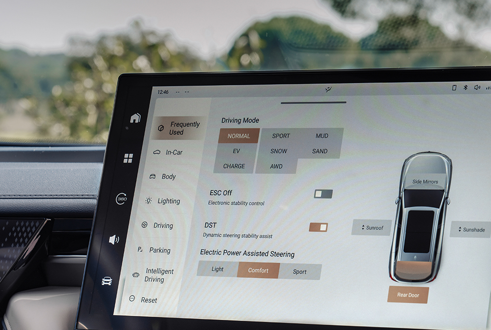 the infotainment display of a wey coffee 01 car is showing the different driving modes